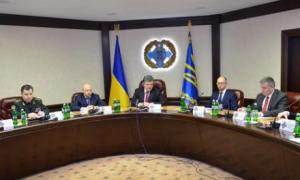 Порошенко поговорив із силовиками про ситуацію в аеропорту Донецька