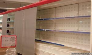 Порожні полиці у кримських магазинах сором’язливо прикрили фіранками