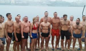 Брати Клички пірнали на Водохреща разом із козаками 