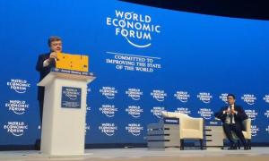 Порошенко показав у Давосі уламок автобуса, обстріляного під Волновахою