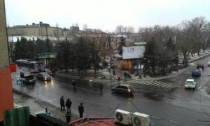 У Донецьку в трамвайну зупинку влучив снаряд: є загиблі