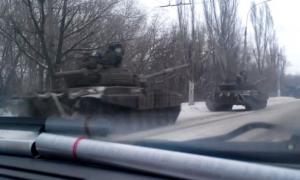 До українського кордону з Росії наближається потужна колона військової техніки