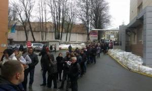 Мешканці Дніпропетровська відстоюють величезні черги, щоб здати кров бійцям АТО