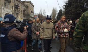 Для масовки на «параді ганьби» полонених «кіборгів» зібрали від сили десяток людей (відео)