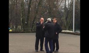 Лидера российских коммунистов облили «кровью» и дали «по вражеской морде»