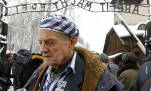 Росіяни зацькували дідуся-в’язня Освенціма через жовто-блакитну стрічку