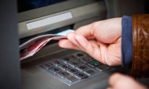 Банки братимуть комісію на зняття готівки з банкомату
