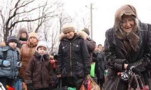 Жителі Вуглегірська пішки полишають місто (фото)