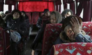 З Дебальцевого спішно евакуюють людей: перемир’я закінчується о 17 годині