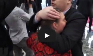 На переговорах у Мінську охоронець закрив рот російській журналістці (відео)