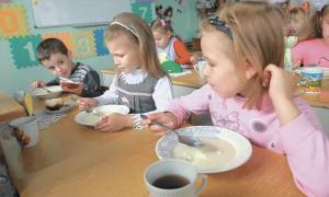 Дошкільнят харчують аби дешевше, не переймаючись якістю продуктів