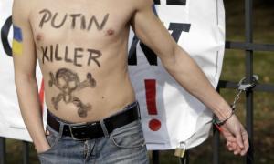 Протестувальники у Празі прикували себе до паркану російського посольства