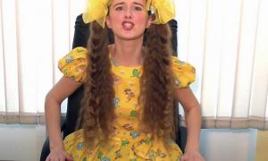 Росіянка заспівала маразматичну пісню про санкції і банани (відео) 