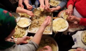 Мешканці містечка на Буковині готують бійцям АТО голубці і шашлики відрами