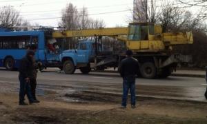 У Чернівцях підйомний кран в’їхав у тролейбус: загинула людина
