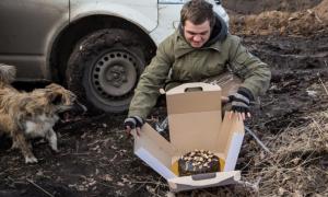 Українським бійцям привезли гумові чоботи і торти