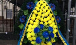 До російського посольства у Києві принесли траурний вінок для Путіна