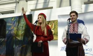 Відомі українці та іноземні посли зачитали вірші Шевченка