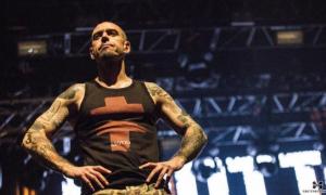 У Полтаві екс-«Ляпіс» накинувся з кулаками на одного з глядачів (відео)