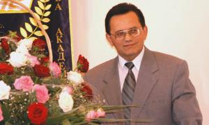 Дружина львівського ректора-хабарника каже, що той збирав гроші на лікування