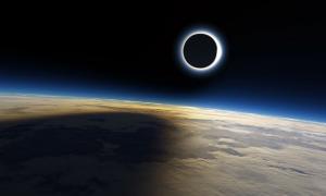 Земляни спостерігають за сонячним затемненням (трансляція)