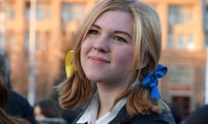 14-річну російську школярку, яка прийшла з жовто-блакитними бантами, допитала ФСБ