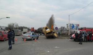 Вантажівка з путінського гумконвою потрапила в аварію у Росії