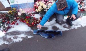 Вандали з георгіївськими стрічками осквернили місце вбивства Бориса Нємцова