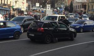 У центрі Києва невідомі розстріляли автомобіль