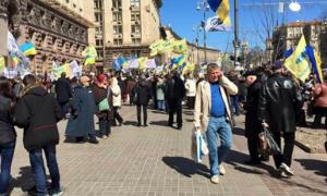 Мітингувальники у центрі Києва перекрили Хрещатик