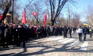 В Одесі побилися представники  «Самооборони Майдану» та люди з червоними прапорами