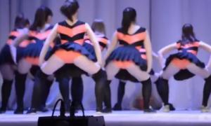 Російські школярки виконали відвертий танець в костюмах бджіл (відео)