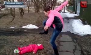 Росіянка, щоб допекти чоловіку, почала бити ногами дитину, а той знімав усе на камеру (відео)
