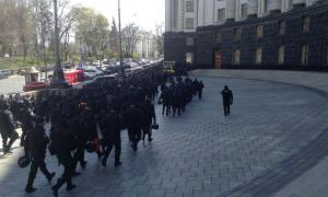 Гірники вже перекрили Банкову, а силовики взяли під охорону Кабмін і парламент