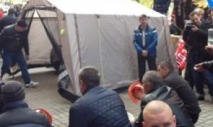 Шахтарі поставили намет під стінами Міненерговугілля