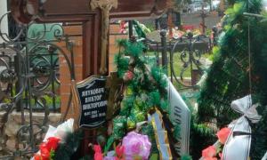 На могилі Януковича-молодшого нарешті з’явилася іменна табличка