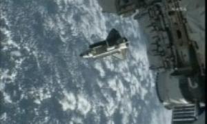 Шатл Discovery повертається на Землю