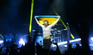 У Білорусі на концерті «Океану Ельзи» у глядачів знову відбирали українські прапори