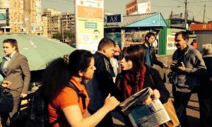 У Києві побили активістів зомбі-акції «Вести» читають тільки зомбі» 