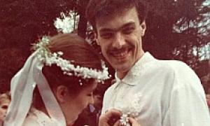 Тягнибок із нагоди річниці весілля виклав світлини з пишними вусами, де він схожий на кіношного Бората 