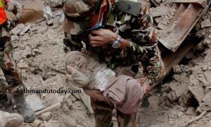 Дивовижний порятунок: у Непалі з-під уламків будинку дістали неушкоджене немовля (фото)