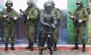 Росіяни поставили пам’ятник «зеленому чоловічку»