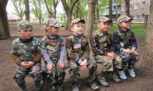 У Горлівці на вихованців дитсадка почепили камуфляж і георгіївські стрічки