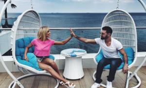 Віталій Козловський підкачав м’язи і поїхав з дівчиною на море