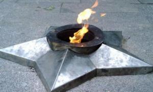 Російські школярі смажать картоплю у Вічному вогні і спалюють на ньому вінки