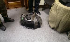 НА ЦЕНТРАЛЬНОМУ ЗАЛІЗНИЧНОМУ ВОКЗАЛІ СТОЛИЦІ ВИЛУЧИЛИ АРСЕНАЛ БОЄПРИПАСІВ 