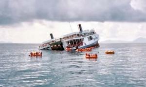 У Китаї внаслідок урагану перевернулося судно з 400 пасажирами