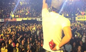 Енріке Іглесіасу на концерті ледь не відрізало пальці