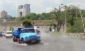 На київській вулиці розлилося озерце кип’ятку