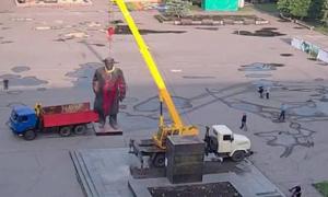У Слов’янську «Правий сектор» «культурно» зніс пам’ятник Леніну